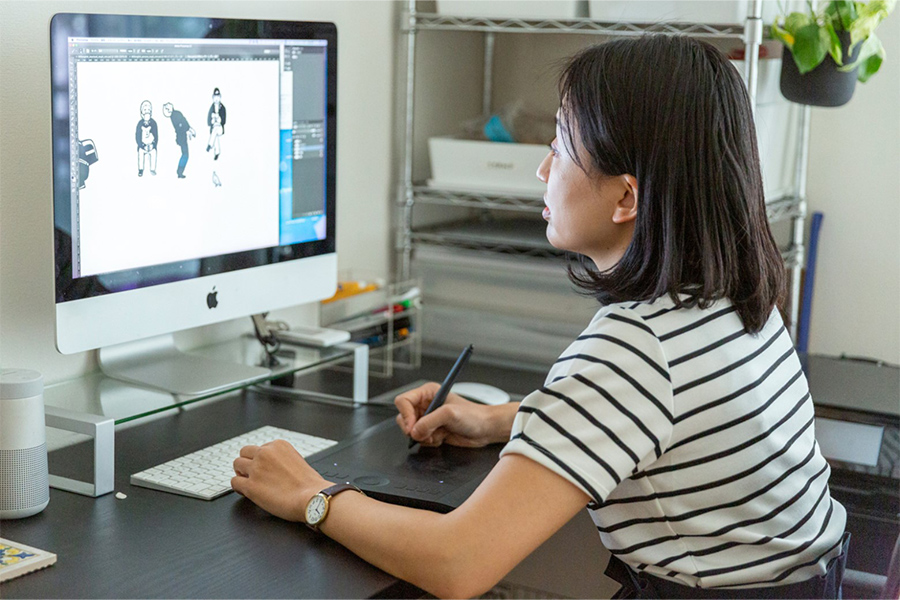 スタンプ制作は自宅のアトリエで。モデルとなる人物をスケッチしたあと、愛用のペンタブレットとPCを使ってイラストを起こしていく。