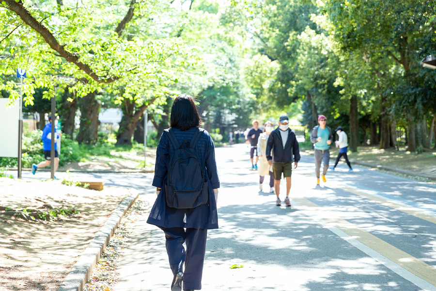 毎朝公園を散歩して「おじさんウォッチング」をするのが大嶋さんの日課。