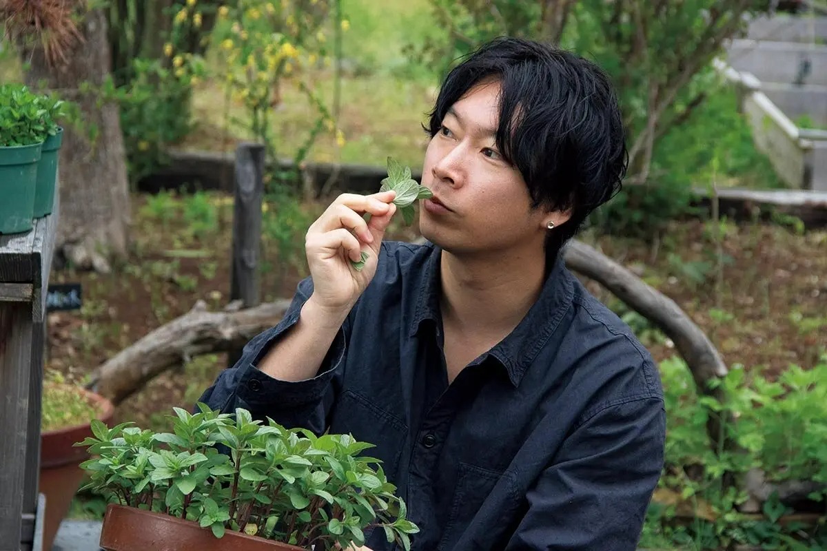 野草のカリスマ」山下智道さんが語る、ハーブの奥深い世界。香りを