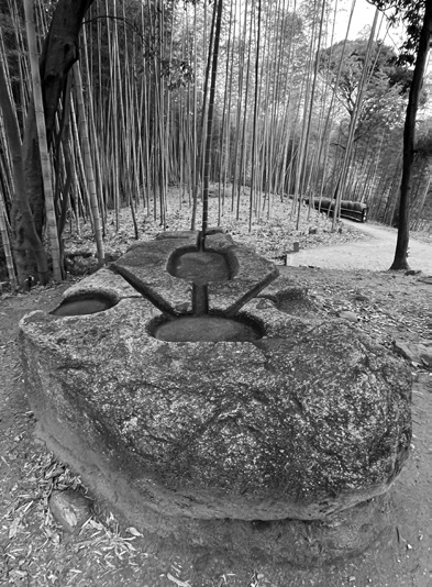 ペリドット  発掘現場  運ぶ人たち 原石 世界遺産登録へ向かう飛鳥の謎の石造物「酒船石」とは【飛鳥・藤原の宮