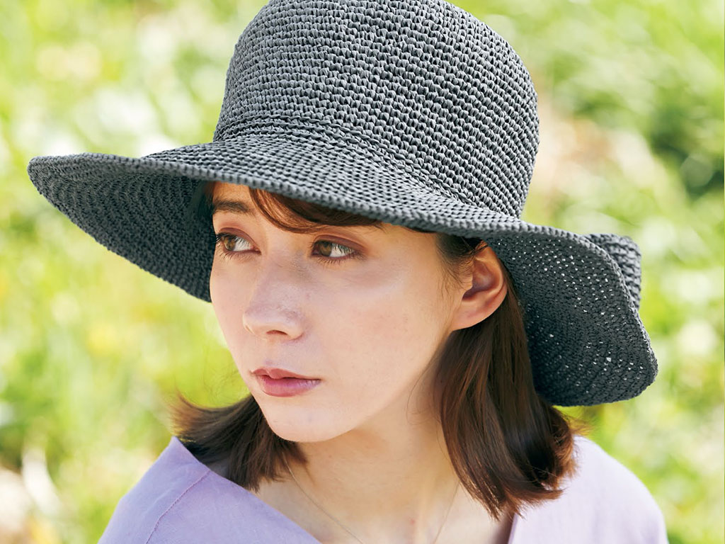 こんなにおしゃれな帽子が手編みで作れる！ かぎ針編みの「片リボンの